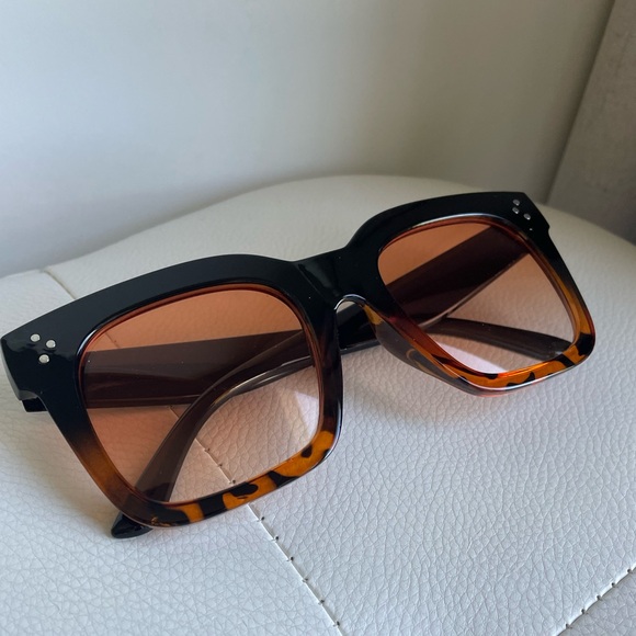 🎉Back in Stock!! Celine-Style Tortoise Sunnies - Picture 2 of 5